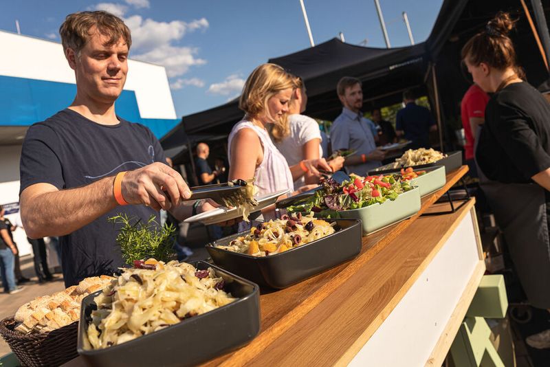 Steckverbinderkongress 2022: Das Get together am 4. Juli 2022 und die Abendveranstaltung am 5. Juli 2022 auf dem Vogel-Campus boten viele Gelegenheiten sich in entspannter Atmosphäre auszutauschen und zu netzwerken. Schon so manches Projekt nahm hier seinen Anfang. (Bild: Elektronikpraxis)