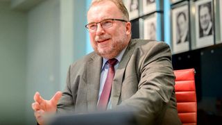 BDI-Präsident Siegfried Russwurm ist einmal mehr besorgt um die Entwicklung der Wirtschaft in Deutschland: „Bei uns herrscht quasi Stillstand. Deutschland fällt im Vergleich zu anderen Ländern zusehends zurück.“ Die Kritik richtet sich vor allem an die Bundesregierung ... (Bild: Ch. Kruppa / BDI)