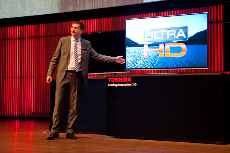 Gerd Holl führte einen Ultra-HD-TV vor. (Toshiba Europe)
