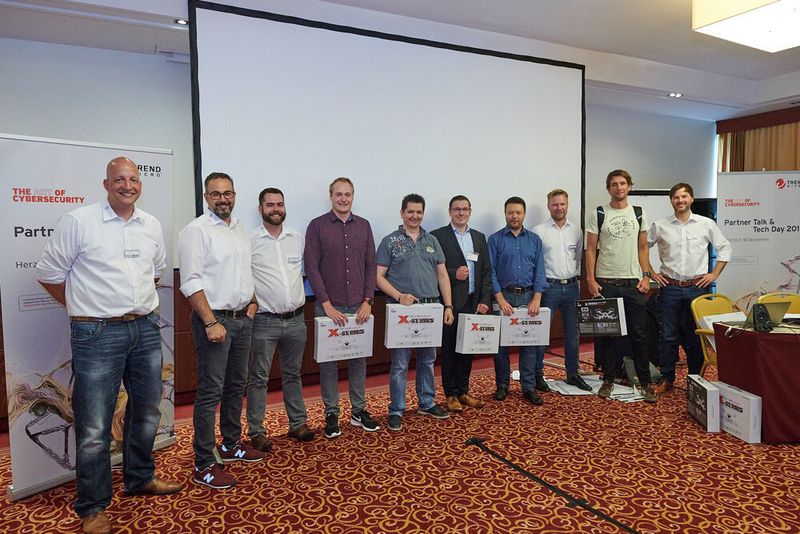 Siegerehrung für das beste Team des Tech Day: (v. l.) Timo Weg, Özgür Isik und Marc Lanzendorfer (alle Trend Micro), Marcel Sievers (pco Personal Computer Organisation), Wolfgang Sesin (Arrow ECS Internet Security), Sebastian Dudda (Systemhaus Krick), Oleksii Kozlovskyi (SVA), Gregor Rajski (Trend Micro), Martin Schagerl (Bacher Systems EDV) und Christian Klein (Trend Micro)
 (Trend Micro)