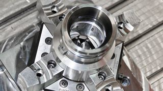 Bild 1: Mit dem Vierbackenfutter lassen sich komplexe Werkstücke in einer Aufspannung bearbeiten, wie hier ein sicherheitsrelevantes Maschinenbauteil. (Bild: HWR)