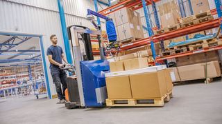 Mit einem Kommissioniergerät können Mitarbeiter den Hebelifter einfach zu dem Regalplatz fahren, an dem er benötigt wird. (Paul Wennerholm)