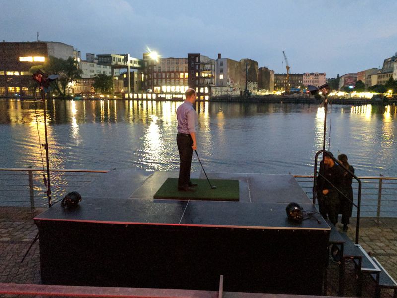 Überraschung des Abends war das Spreegolf. Von einer Rampe konnte ein Golfball in die Spree geschlagen werden.  (Trend Micro)