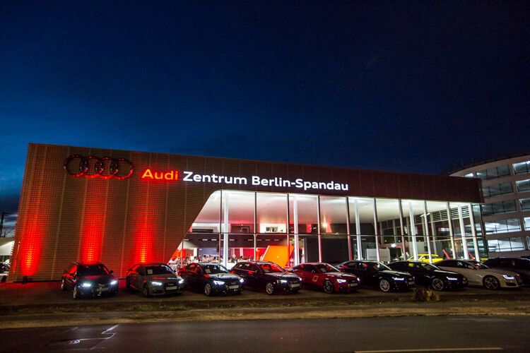 Nachts fällt der Terminal fast noch mehr ins Auge. (Bild: Autohaus Berolina)