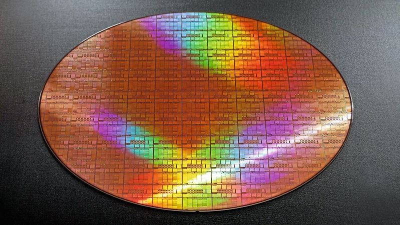 Mit einer ambitionierten Preisstrategie will Rapidus, als Auftragsfertiger mnoch ein vergleichbares junges Unternehmen, den den dominierenden Kokurrenten TSMC aus Japan direkt angreifen. Doch neben dem technologischen Wettrennen hängt das angestrebte Zielstark von Kundennachfrage und Investitionen seitens des japanischen Staates ab.(Bild:  Rapidus)