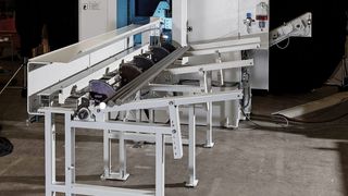 Hochleistungs-Kreissägeautomat Kasto-Gripspeed C 10 in Kombination mit einem Schrägmagazin zur kontinuierlichen Versorgung mit Rohstangen. (Bild: Kasto)