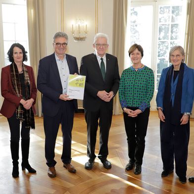 Ministerpräsident Winfried Kretschmann (Mitte) mit den Mitgliedern des Normenkontrollrats Baden-Württemberg. (Bild: Staatsministerium Baden-Württemberg)
