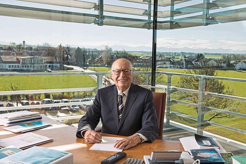 Abschied von Seniorchef: Das Familienunternehmen Mayr Antriebstechnik trauert um seinen geschätzten Seniorchef. Fritz Mayr verstarb im Kreise seiner engsten Vertrauten am 18.1.2023 im Alter von 96 Jahren. Als Enkel des Firmengründers übernahm der Diplom-Ingenieur im Jahr 1965 offiziell die Geschäftsführung von seinem Vater und blieb bis zuletzt ein Teil der Geschäftsführung. (Bild: Mayr Antriebstechnik)