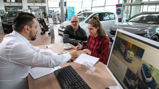 E-Autos lassen sich dank der „Innovationsprämie“ in Deutschland derzeit gut vermarkten. (sp-x)