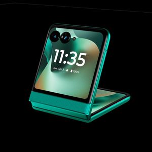 Das Außendisplay des Motorola Razr 70 ist 3,63 Zoll groß. (Bild: Lenovo)