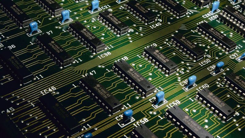 Der Mangel an Halbleitern sorgt für Engpässe bei der Autoherstellung und damit für Ärger im Autohaus. (Bild:  gemeinfrei /  Pixabay)