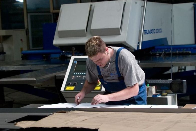 Blick in die Fertigung der Omega Blechbearbeitung AG. (Bild: Omega)