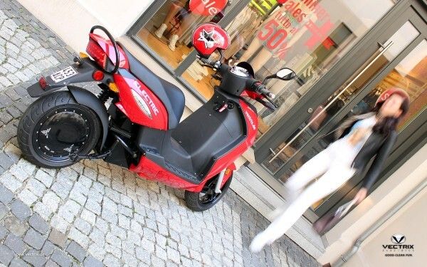 Der Vectrix VX-2 ist ein E-Scooter für die Führerscheinklasse B bzw. M und erreicht 45 km/h, optional gibt es eine 25-km/h-Version (Bild: Vectrix)