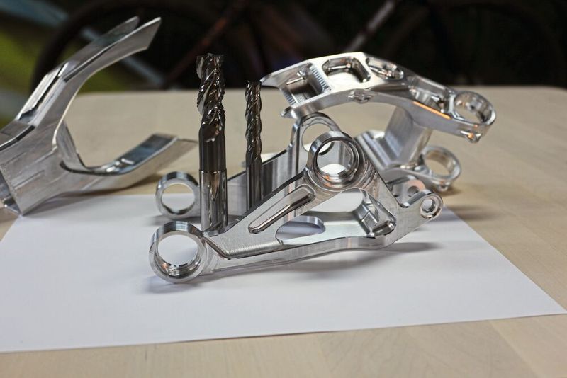 Mit den Mega-Alu-Fräsern von Iscar fertigt Nicolai den Huf sowie den Umlenkhebel prozesssicher, erzielt dabei Top-Oberflächengüten und spart Zeit. (Bild: Iscar)