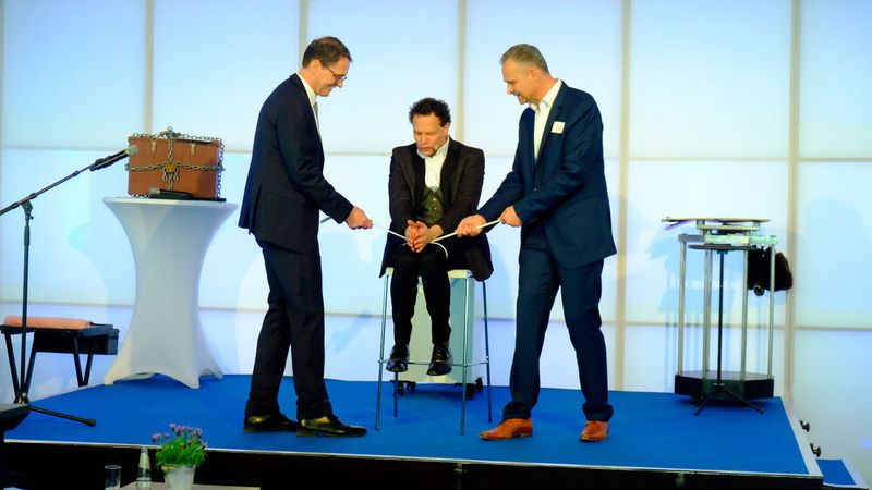 Den Zaubertrick des Magier Harry Keaton konnten die Geschäftsführer Joachim Kuhn (l.) und Roger Seidl trotz ihres gesamtes Körpereinsatzes nicht lösen. (Bild: Zietz/»kfz-betrieb«)