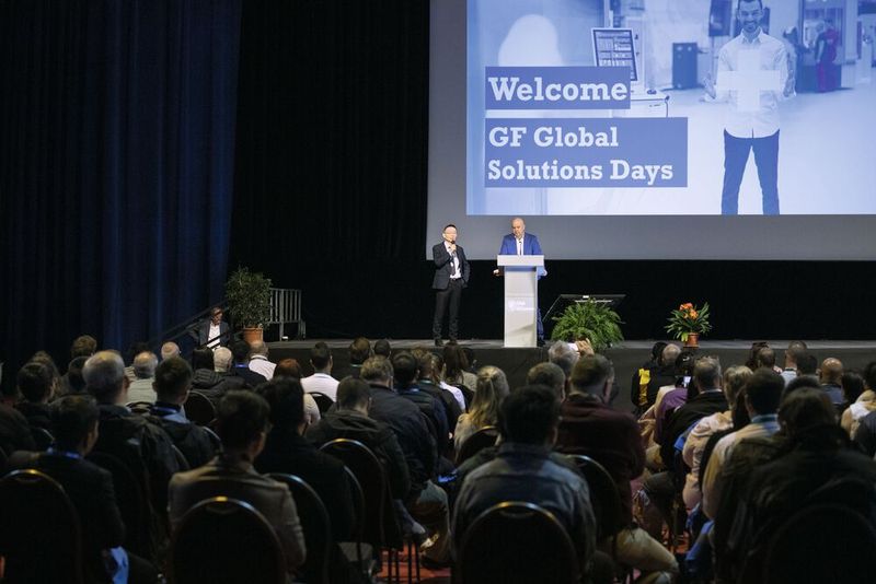 Am ersten Tag der Veranstaltung hielten Johnson Chen, Head of Market Region China, und Ivan Filisetti, Präsident GF Machining Solutions, die einführenden Vorträge in Palexpo Locarno. (Bild: GF Machining Solutions)