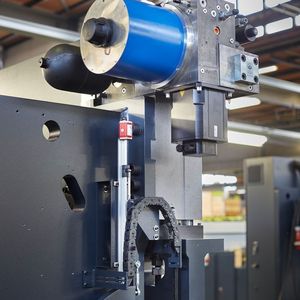 E-Prax: Alle komplexen hydraulischen Funktionen sind in einer kompakte Achse vereint.