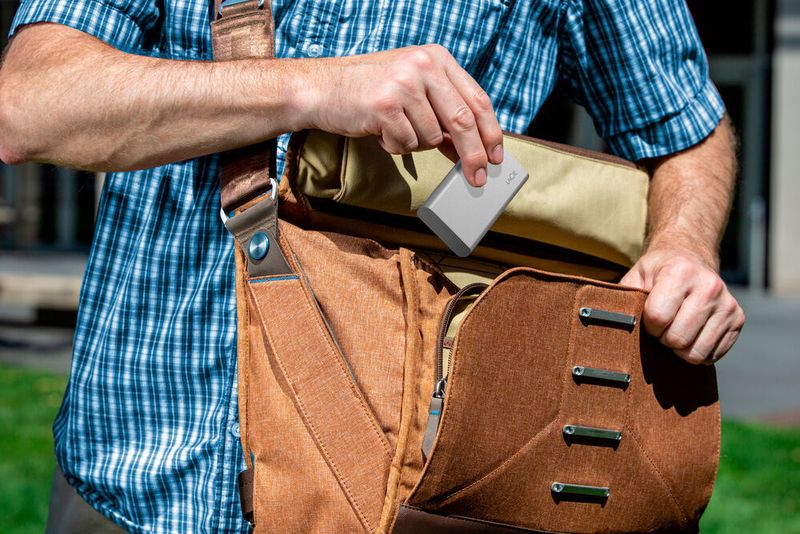 Die LaCie Portable SSD ist 9 Millimeter dünn und 82 Gramm leicht. Laut Hersteller übersteht sie einen Sturz aus zwei Metern Höhe ohne Schäden. (Seagate)