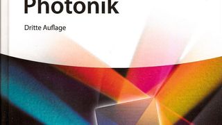Bahaa E. A. Saleh und Malvin Carl Teich: Optik und Photonik. Wiley-VCH 2020. 1076 Seiten, ISBN: 978-3-527-34723-0, 92,90 Euro. (Wiley-VCH)