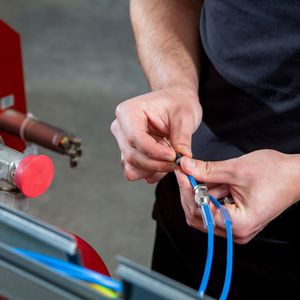 Eine Schlüsselrolle kommt der Lapp Ölflex EB zu, sowohl als geschirmte als auch als ungeschirmte Variante, die eigensichere Stromkreise mit hohem Zündschutz an den Initiatoren der Hochdruckkompressoren verbindet.(Bild:  Lapp)