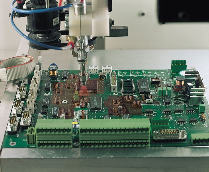 Prozessschritt Coating: Die elektronische Baugruppe wird mit einem Schutzlack versiegelt (Zollner)