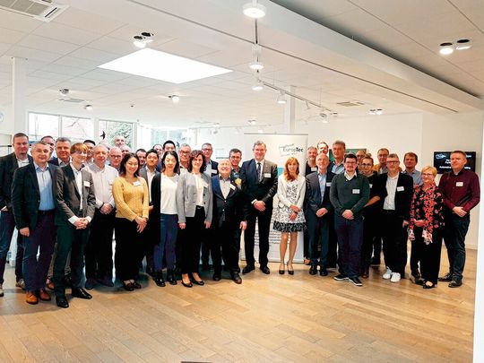 Gruppenfoto der Teilnehmer: In Goslar diskutierten die Mitglieder des Deutschen Flachdisplay Forums (DFF) über die Möglichkeiten von Glas für Displays. Gruppenfoto der Teilnehmer: In Goslar diskutierten die Mitglieder des Deutschen Flachdisplay Forums (DFF) über die Möglichkeiten von Glas für Displays.