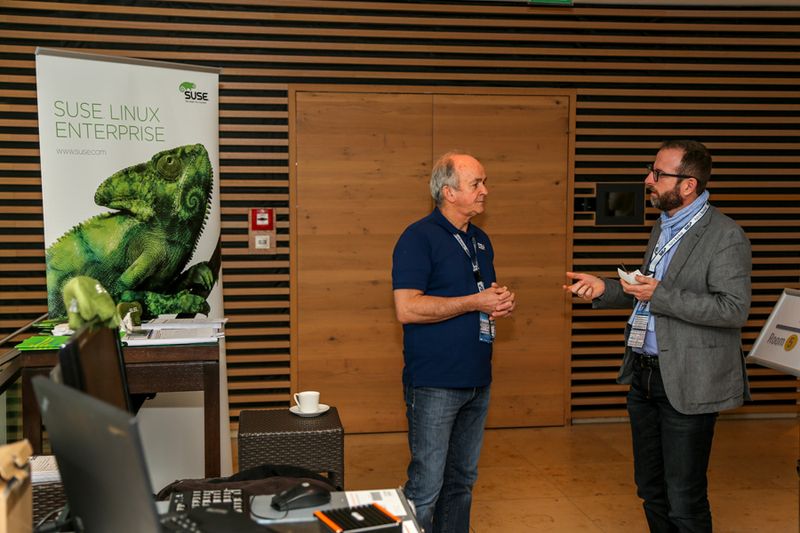 Michael Stanscheck (r.) von Gold-Sponsor SUSE im Gespräch mit Georg Moosreiner (Bild: SEP)