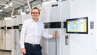 Vor Druckschluss erreichte uns noch die Nachricht von Igus, dass seine 3D-Druck-Fabrik inzwischen eingeweiht ist. Vor den neuen Maschinen steht Tom Krause, der Leiter der Abteilung Additive Fertigung. (igus.de)