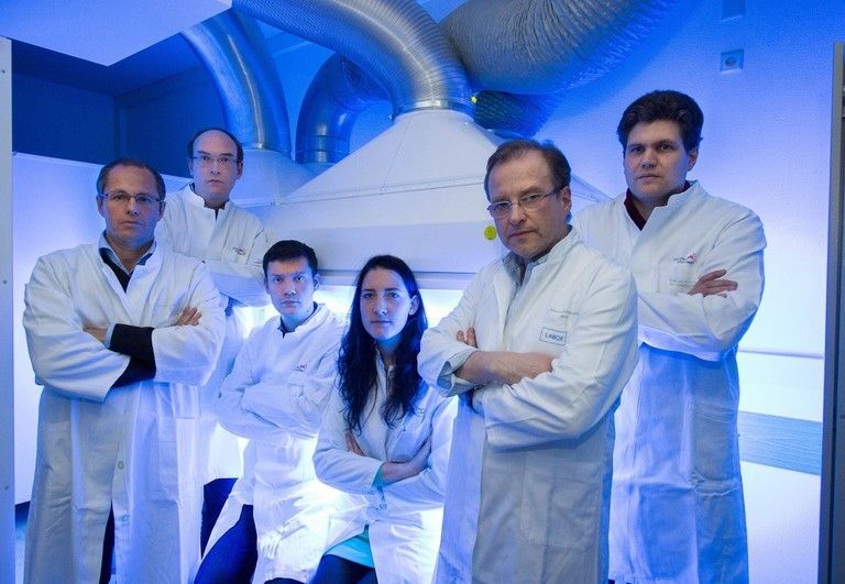 Am UV-Bestrahlungsgerät:Prof. Dr. Thomas Tüting, Dr. Thomas Quast, Tobias Bald, Dr. Jennifer Landsberg, Prof. Dr. Waldemar Kolanus und Prof. Dr. Michael Hölzel (v.l.) am Universitätsklinikum Bonn. Die Forscher warnen vor Ultraviolett-Strahlung. (Bild: Volker Lannert/Uni Bonn)