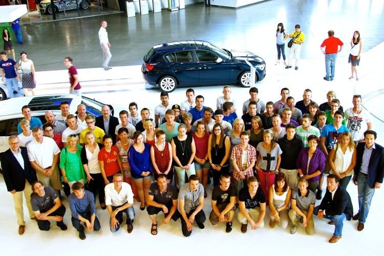 Die 55 neue Reisacher-Azubis besuchten zum Auftakt ihrer Lehrzeit die BMW-Welt. (Foto: Reisacher)
