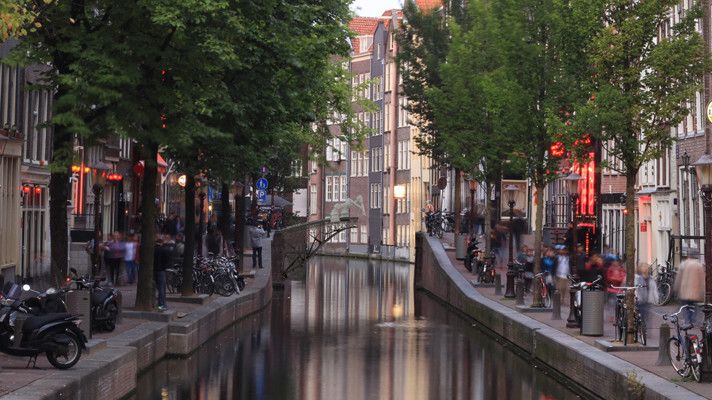 Visualisierung: So soll es aussehen, wenn die Roboter die Metallbrücke in Amsterdam bauen. (MX3D)