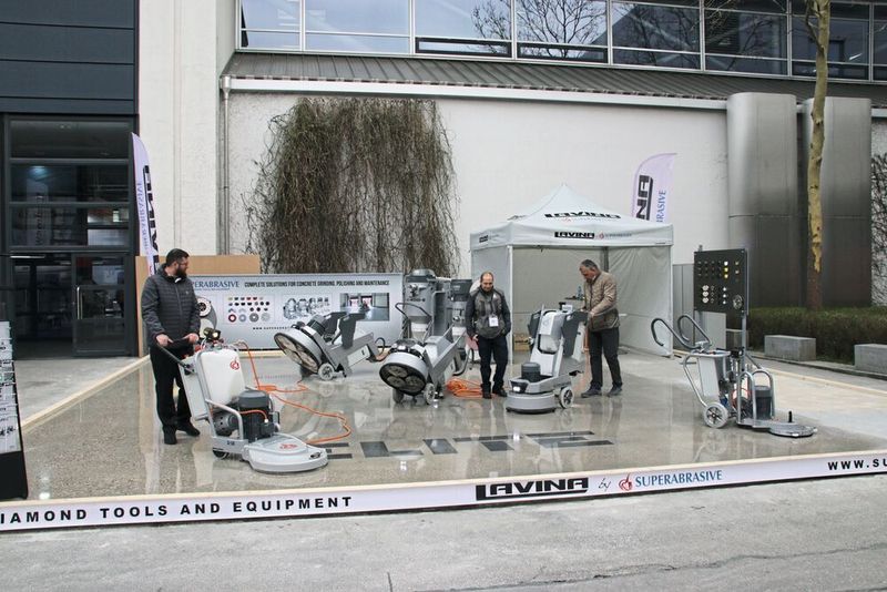 Mit rund 614.000 m² ist die ohnehin größte Messe der Welt seit dem letzten Mal um nochmal 9000m² größer geworden. Zwei Drittel davon fallen auf das Freigelände mit den gigantischen Baumaschinen. In den 18 Hallen der Münchener Messe stellen 3700 Firmen aus 58 Ländern aus. (Richter/konstruktionspraxis)