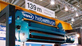 Am Stand von Kuli können Besucher die Hebezeuge hautnah erleben. (Kuli Hebezeuge)