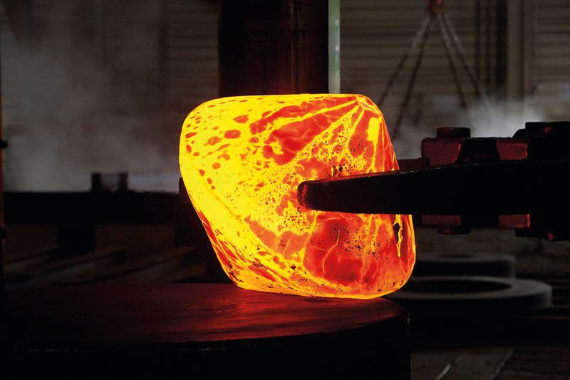 Beim Schmiede-SLM-Hybrid werden zuerst die massiven Bauteilbereiche durch Freiformschmieden hergestellt. (Bild: Rosswag)