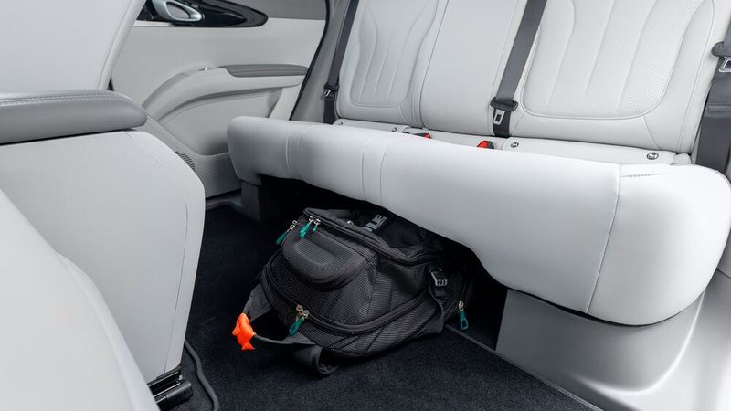 Unter der Rücksitzbank gibt es ein Schubfach, in dem sich zum Beispiel Spielsachen und ähnliche Kleinigkeiten verstauen lassen. (Bild: Geely)