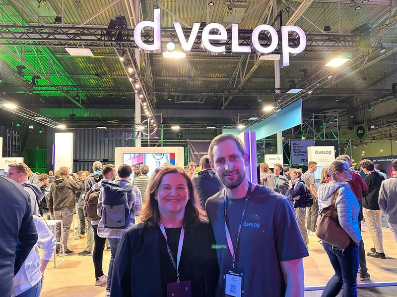 Thomas Buddendick und sein d.velop Team erzählt Lilli Kos (IT-BUSINESS), wieso sie die Veranstaltung supporten. (Bild: Vogel IT-Medien GmbH)