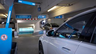 Fahrerlos im Parkhaus zum Parkplatz: Ein Pilotprojekt am Stuttgarter Flughafen macht es möglich. Allerdings können nur Fahrer einer einzigen Baureihe teilnehmen. (Bild: Daimler)