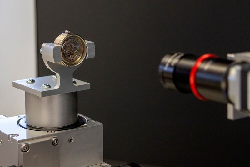 Die Baureihe Domiline im Einsatz: Detailansicht der Kameraapplikation mit einer Taschenuhr – Dauerleihgabe des Deutschen Uhrenmuseums in Furtwangen. (Bild: IEF-Werner GmbH)