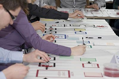 Am Tag der Logistik, dem 15. April 2010, konnten Studenten und Young Professionals im Rahmen eines Planspiels das Auf und Ab einer Lieferkette bei AEB in Stuttgart nachempfinden.  (Archiv: Vogel Business Media)