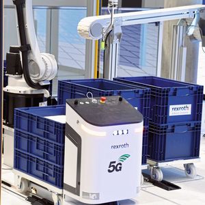 Selbstlernende Roboter zur Kommissionierung arbeiten Hand in Hand mit autonomen Transportsystemen zusammen.(Bild:  Stefanie Michel)