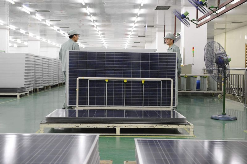 Nach der Produktion werden die kristallinen Siliziummodule der chinesischen Firma Suntech ins Lager gebracht. Bild: Suntech Power (Archiv: Vogel Business Media)