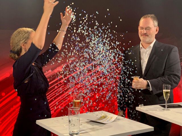 Am Ende sind alle Gewinner! Margit Lieverz und Peter Schmitz feiern mit den Preisträgern. (Vogel IT-Medien)