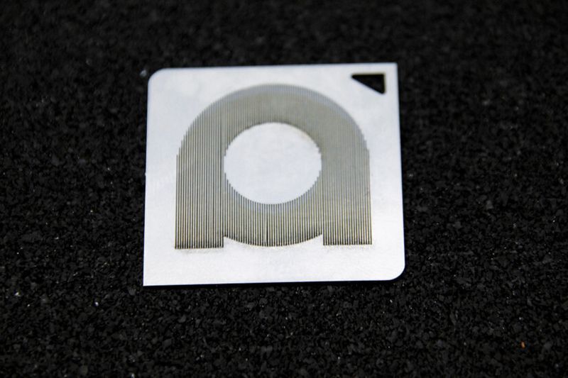 ...eine Amada-Logo-Gitterkontur mit einem Lamellenabstand von 0,28 mm und einer Stegbreite von 0,153 mm wurde gezeigt, sowie... (Bild: Königsreuther)