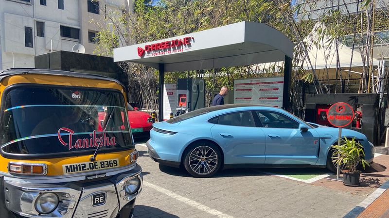 Um das Netz nicht zu überlasten, laden auch DC-Stationen nur mit 30 kW. (Bild: Porsche)