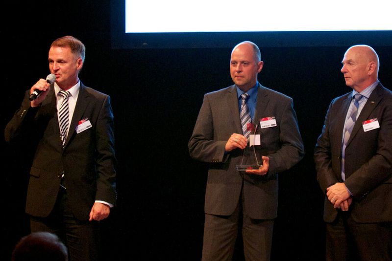 Peter Fischer, Leitung Fujitsu VIPM Team bei der Bechtle AG, bedankt sich für die Auszeichnung. Im Hintergrund mit Award Gerhard Marz, Bereichsvorstand LoB ÖA, und Rod Vawdrey. (Bild: Fujitsu)