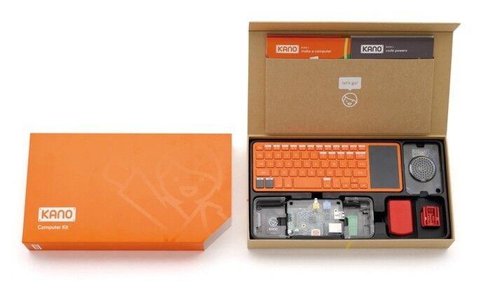 Red Dot Award 2015 - Computer-Bausatz von Kano: Kano ist ein preiswerter und offener Computer-Bausatz. Kinder ab sechs Jahren haben damit bereits Computer, Lautsprecher, Spiele, Minecraft-Welten und Radios zusammengebaut. Entwickelt wurde der Bausatz mit jungen Leuten, Künstlern und Lehrern aus der ganzen Welt, damit Kinder jeden Alters Technologie für sich entdecken können. Die Verpackung ist wiederverwendbar und passt in die meisten Briefkästen. Dadurch werden Transportkosten reduziert. (Red Dot)