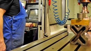 Nach dem ersten Halbjahr 2025 wird nun klar, wie stark manche Bereiche der Metall- und Elektroindustrie in Deutschland die schwächelnde Konjunktur trifft. Allein Bayern hat bisher rund 18.000 Jobs gestrichen ... (Bild: IHK)