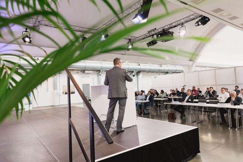 Seine konkreten Beispiele aus Kraftwerken und Raffinerien zeigten, dass durch den Verzicht auf aufwendige Regelungstechnik und Überwachungssysteme erhebliche Einsparungen möglich sind. (Bild: Stefan Bausewein)