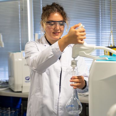 Rys. 1: Woda wykorzystywana w laboratorium musi często charakteryzować się szczególną czystością. W tym celu jest ona uzdatniana w odpowiednich instalacjach do jednego z czterech stopni czystości. (Ilustracja poglądowa) (Zdjęcie:Membrapure)