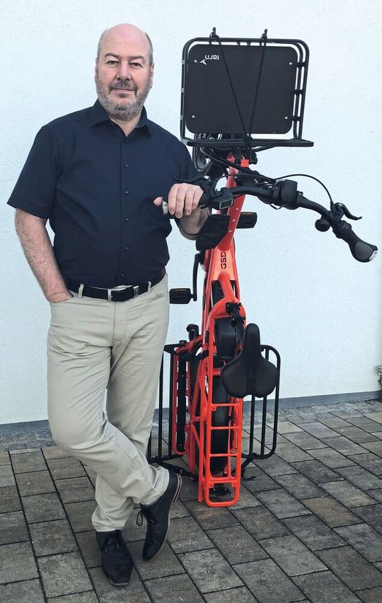 Das Tern-Lastenrad lässt sich bei Platzmangel hochkant „parken“ – sogar elektrisch unterstützt.(Bild:  Maienschein)